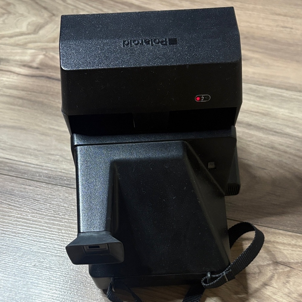 Polaroid Sun 600 LMS Instant Camera - Black and Gray - Picture 2 of 4